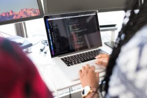 Se você tem interesse em se tornar um desenvolvedor web Full-Stack em Angola, está no lugar certo. Neste guia abrangente, vamos explorar o que é um desenvolvedor Full-Stack, as habilidades necessárias, o panorama do mercado, os ganhos potenciais e como iniciar sua jornada nessa carreira emocionante. Além disso, forneceremos informações sobre os melhores cursos Full Stack, incluindo opções de ensino a distância (EAD).