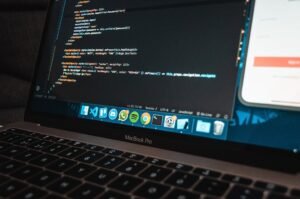 Desenvolver software é uma tarefa complexa que envolve muito mais do que apenas fazer o código funcionar. A legibilidade do código desempenha um papel fundamental na manutenção, colaboração e escalabilidade de um projeto de software.